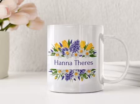 Personlig vårmugg med blommor och valfri text – perfekt presentmugg till Mors dag