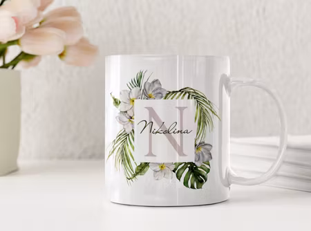 Personlig mugg med namn och tropiska blommor – modern presentmugg med monogram