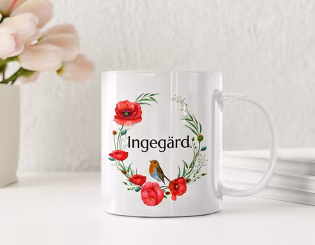 Personlig naturmugg med namn, vallmor och fågel – blommig presentmugg
