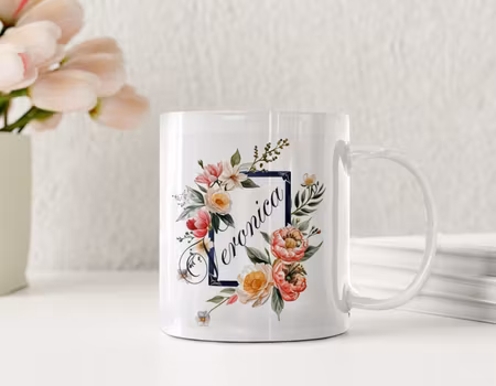 Personlig mugg med namn, blommor och ram – elegant presentidé