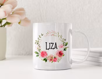 Personlig mugg med blommig krans och namn – romantisk presentmugg i keramik