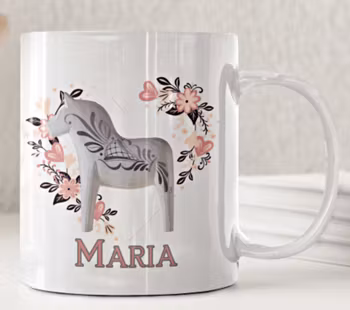 Personlig mugg med Dalahäst i blomhjärta – med valfri text på baksidan