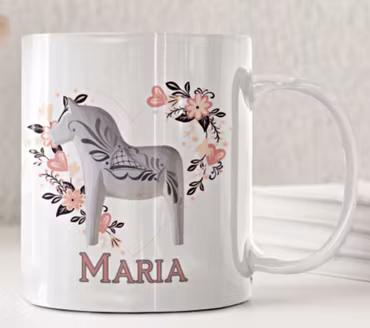 Personlig mugg med Dalahäst i blomhjärta – med valfri text på baksidan