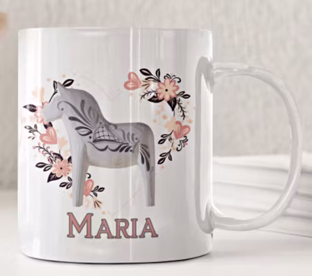 Personlig mugg med Dalahäst i blomhjärta – med valfri text på baksidan