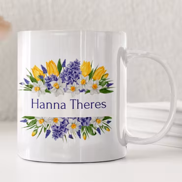 Personlig vårmugg med blommor och valfri text – perfekt presentmugg till Mors dag