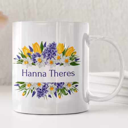 Personlig vårmugg med blommor och valfri text – perfekt presentmugg till Mors dag