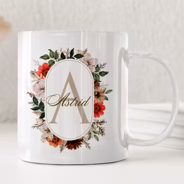 Personlig mugg med namn och initial i elegant blomsterram – stilfull och unik present