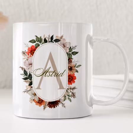 Personlig mugg med namn och initial i elegant blomsterram – stilfull och unik present