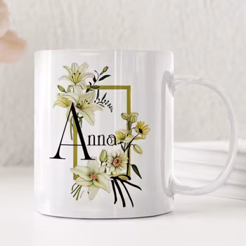 Personlig blommig mugg med namn i ljuvlig liljeram – tidlös present till alla tillfällen