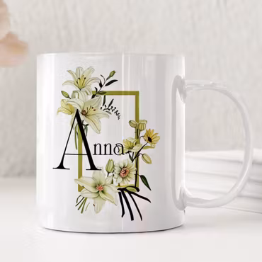 Personlig blommig mugg med namn i ljuvlig liljeram – tidlös present till alla tillfällen