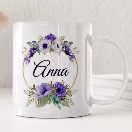 Personlig mugg med namn i lila blomkrans – elegant presentidé