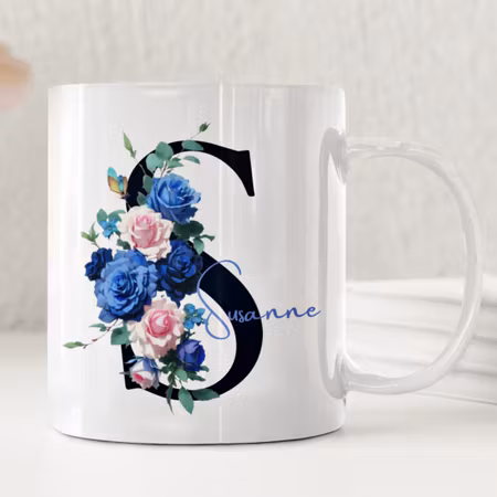 Personlig mugg med initial och blå rosor – romantisk presentmugg med namn