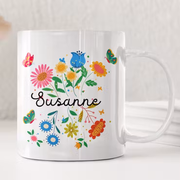 Personlig vårmugg med blommor och fjärilar – färgglad namnmugg