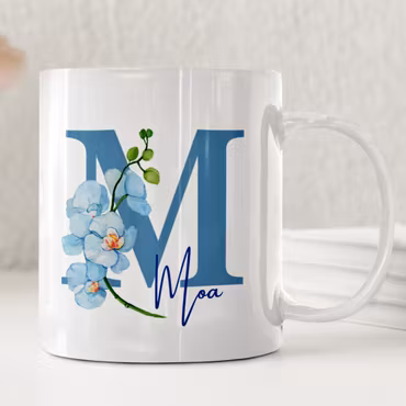 Personlig mugg med namn och blå orkidé – elegant monogrammugg