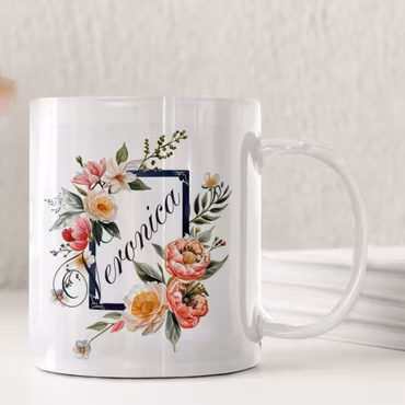 Personlig mugg med namn, blommor och ram – elegant presentidé