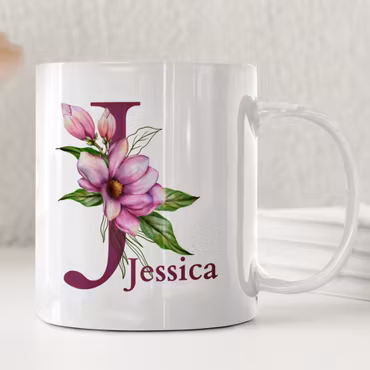 Personlig mugg med namn och magnolia – elegant blom-mugg med initial