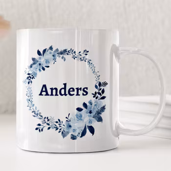 Personlig mugg med namn och blå blomkrans – stilren present till honom