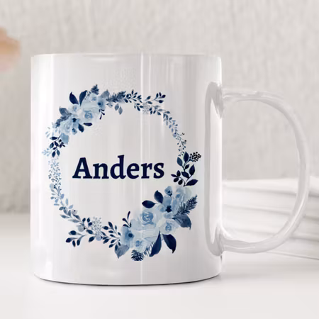 Personlig mugg med namn och blå blomkrans – stilren present till honom