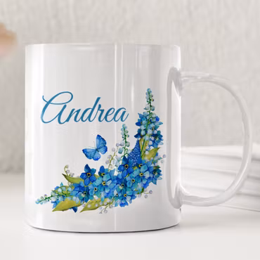 Personlig mugg med namn och blå vårblommor – blommig presentidé med fjäril
