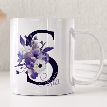 Personlig mugg med namn och lila blommor – monogrammugg i elegant stil