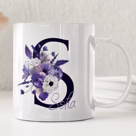 Personlig mugg med namn och lila blommor – monogrammugg i elegant stil