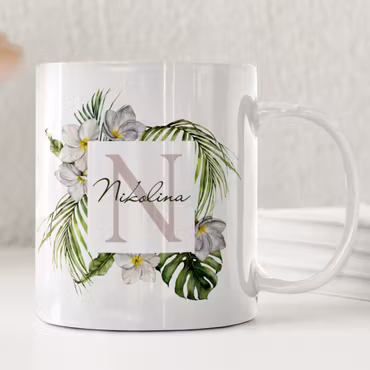 Personlig mugg med namn och tropiska blommor – modern presentmugg med monogram