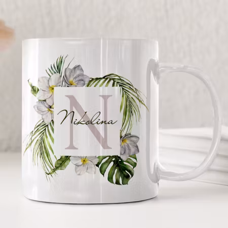 Personlig mugg med namn och tropiska blommor – modern presentmugg med monogram
