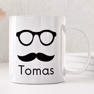 Personlig namnmugg med mustasch och namn – stilren gåva med namnbetydelse