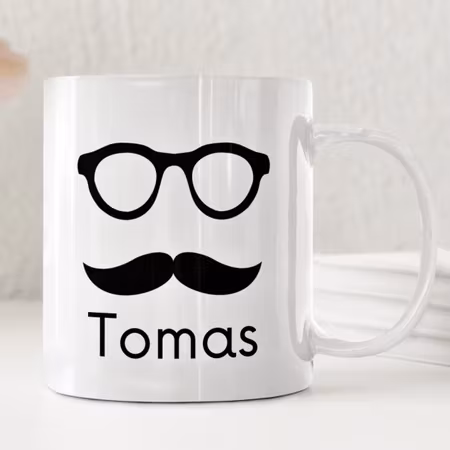 Personlig namnmugg med mustasch och namn – stilren gåva med namnbetydelse