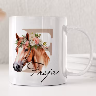 Personlig hästmugg med blomkrans och namn – perfekt barnpresent