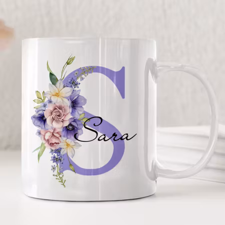 Personlig mugg med lila blommor och namn – elegant keramikmugg till henne