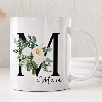 Personlig mugg med initial och grön blomsterdesign – stilren och tidlös