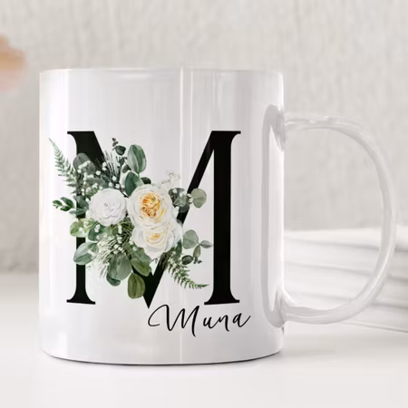 Personlig mugg med initial och grön blomsterdesign – stilren och tidlös