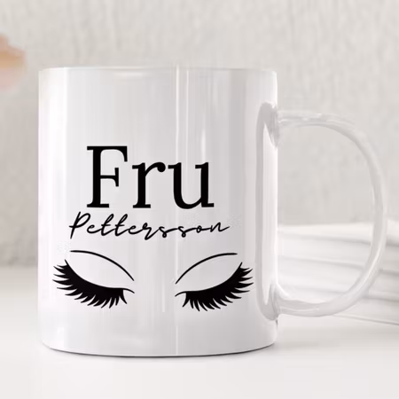 Personlig mugg med fransmotiv och namn – perfekt present till henne