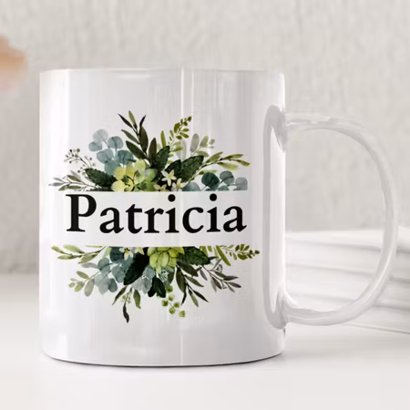 Personlig mugg med grön växt och namn – stilren naturinspirerad presentmugg