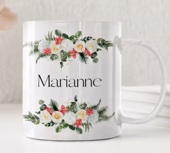 Personlig mugg med blomsterdekor och valfri text – perfekt till Mors dag