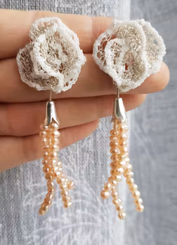 Virkade finsilverörhängen med skära sötvattenspärlor