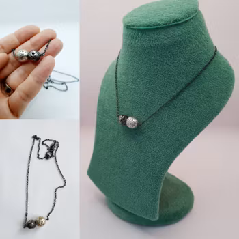 Halsband. Silverkulor.