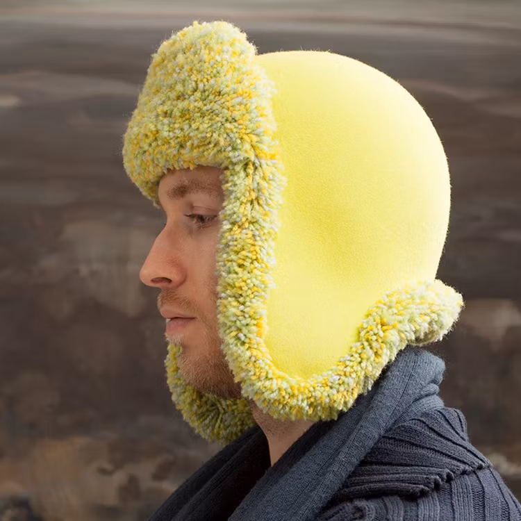 Hood med tuftad bräm