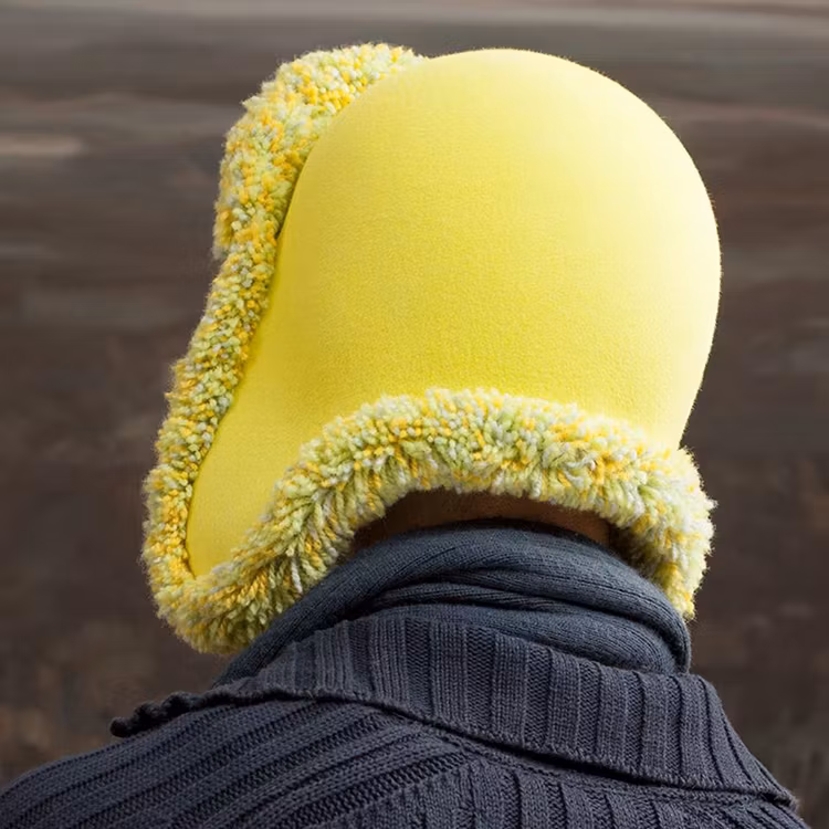 Hood med tuftad bräm