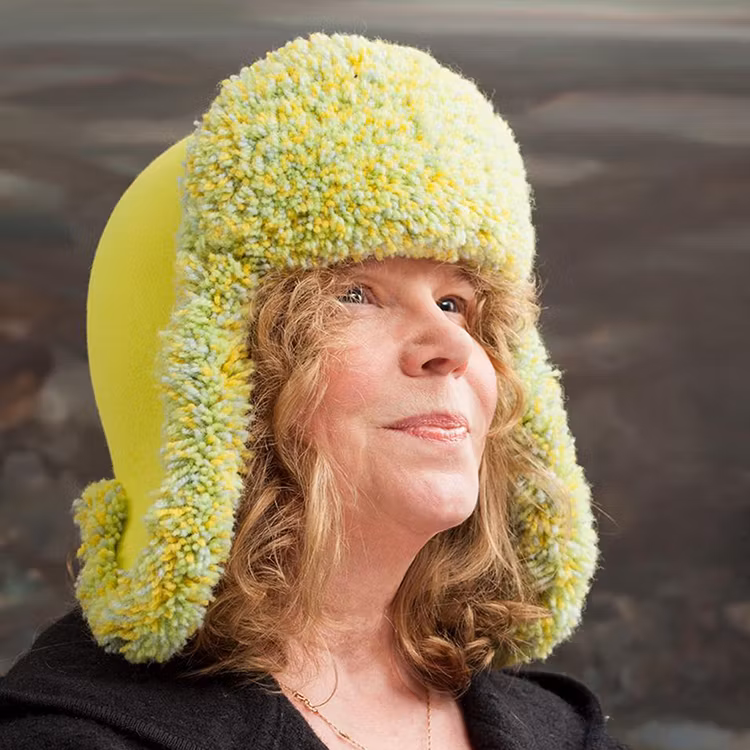 Hood med tuftad bräm