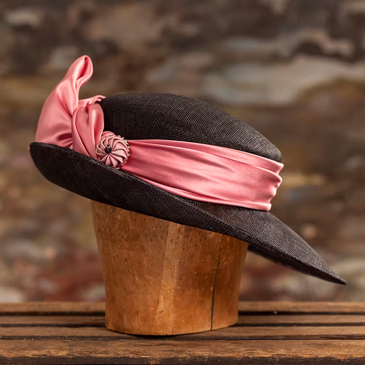 Svart bananfiberhatt med rosa sidenrosett