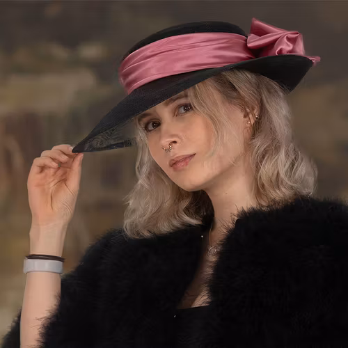 Svart bananfiberhatt med rosa sidenrosett