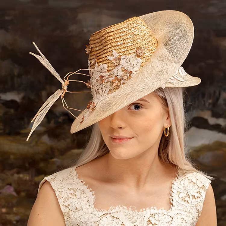 Stråhatt med insekt