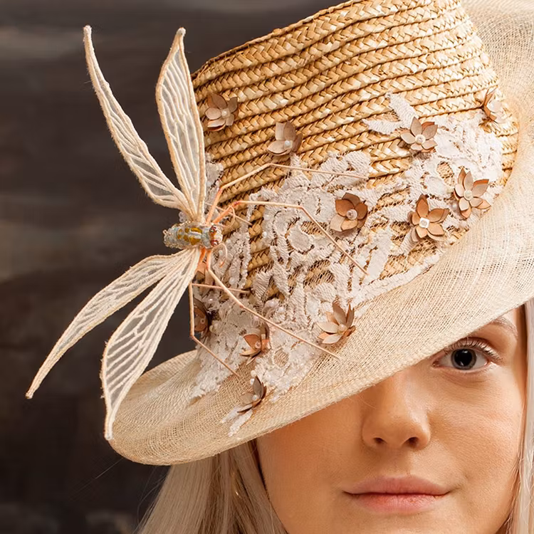 Stråhatt med insekt