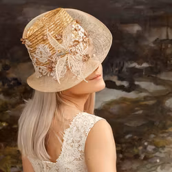 Stråhatt med insekt