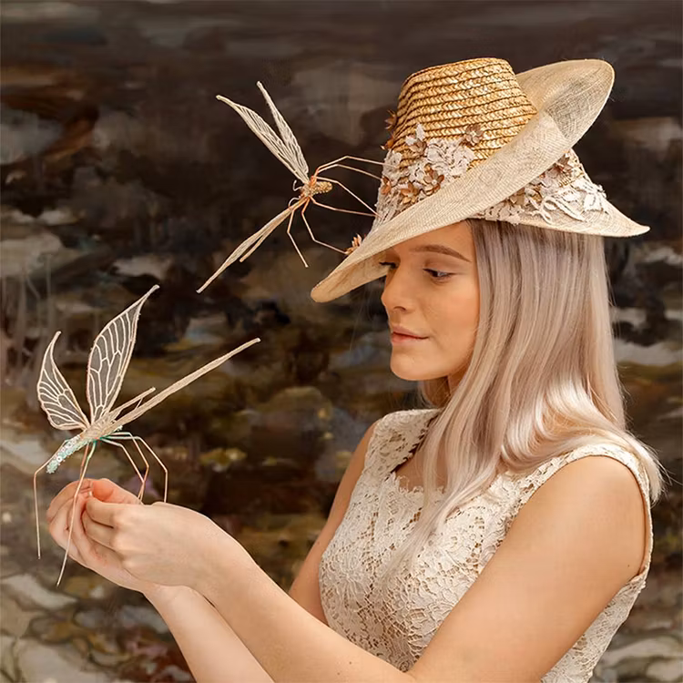 Stråhatt med insekt