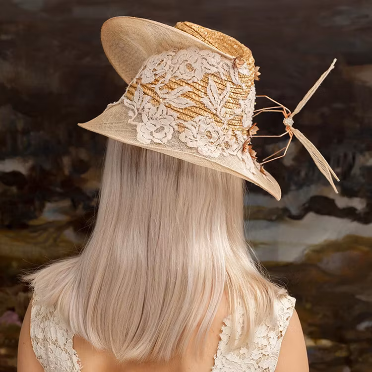 Stråhatt med insekt