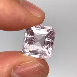 15,78 Karat naturlig obehandlad Kunzite med certifikat