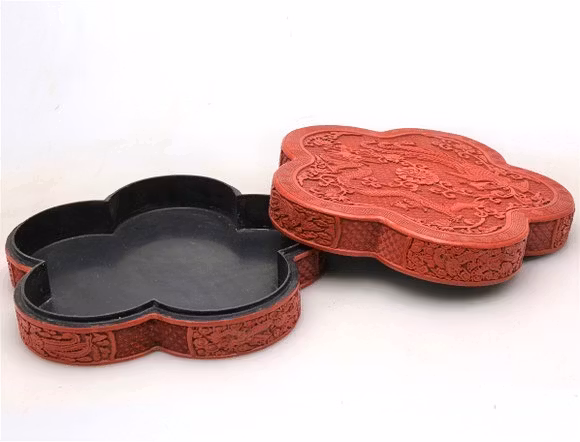 Republikken Kina (1912–1949) håndkuttet lakkarbeidsboks med lokk